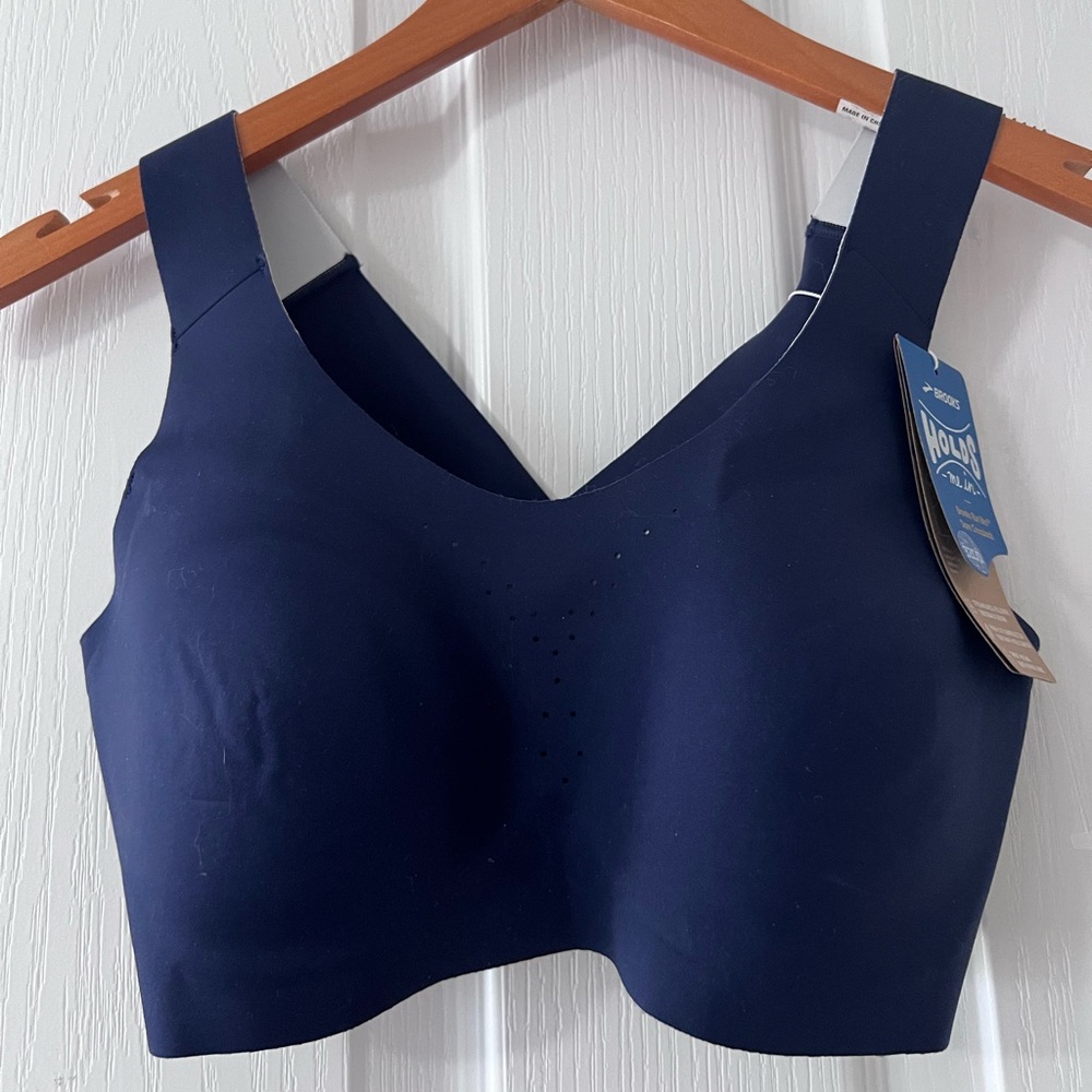 NWT Brooks crossback running bra with padding. Size 32 c/d